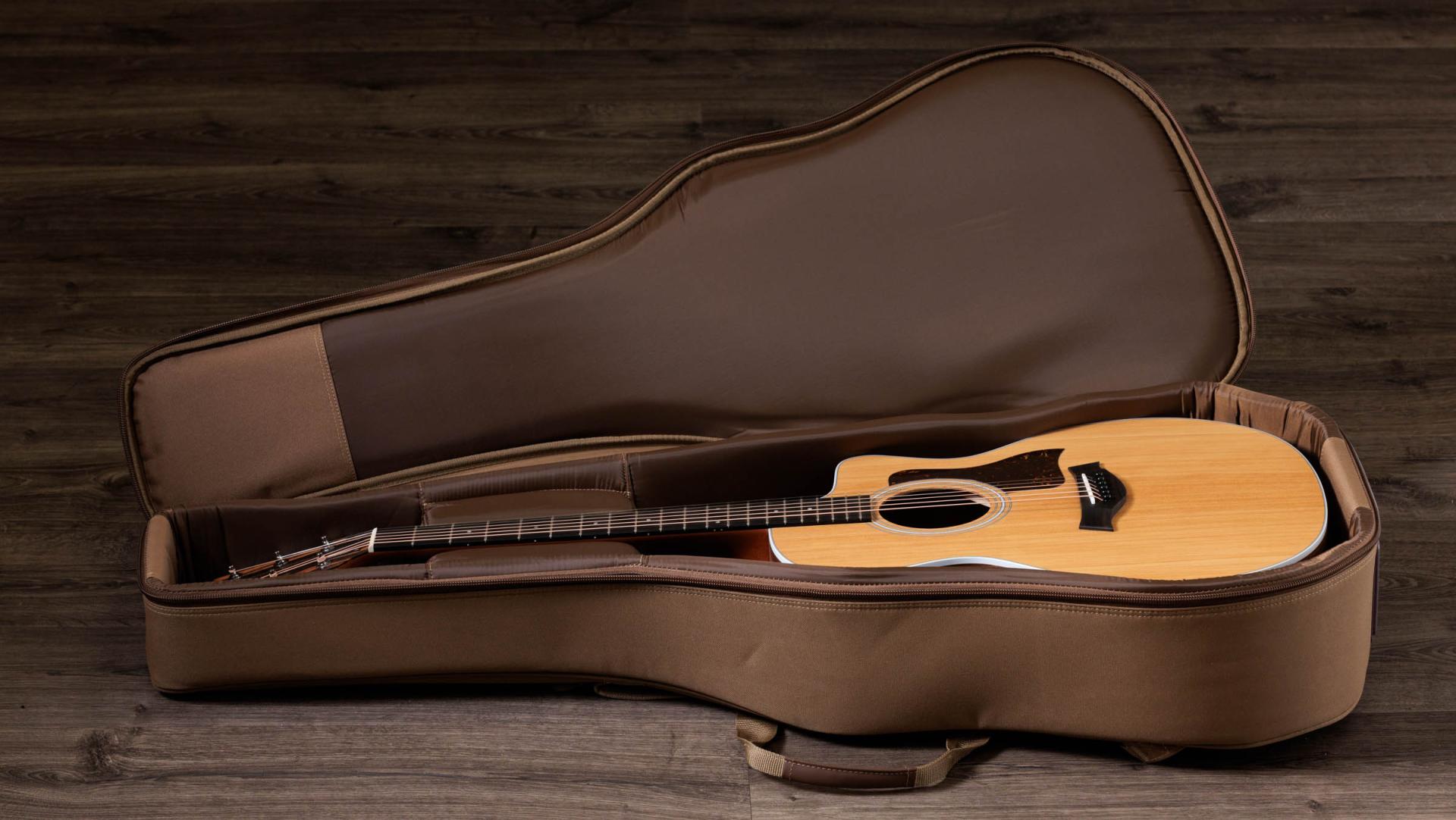 TAYLOR 214ce, Walnut/Spruce, Guitarra Electroacústica