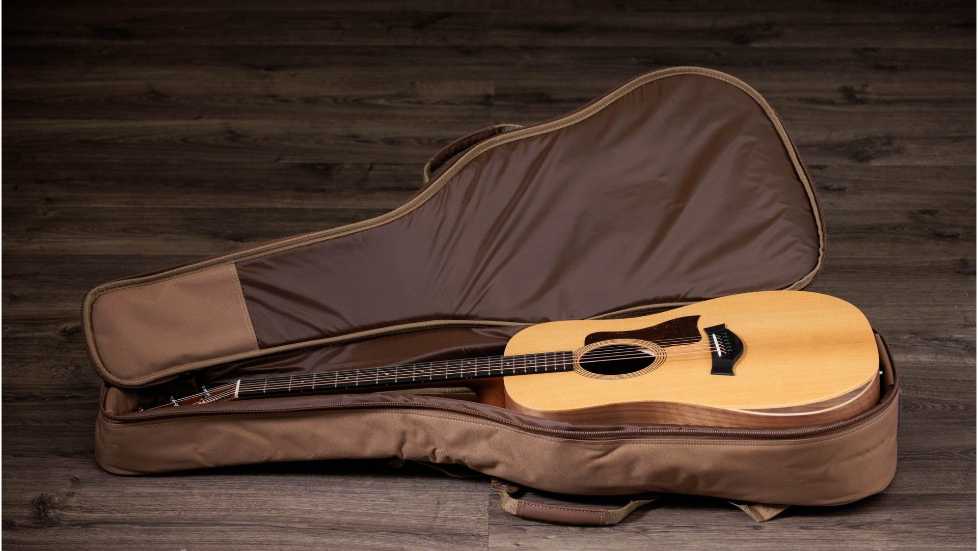 TAYLOR Academy 10e, Walnut/Spruce, Guitarra Electroacústica