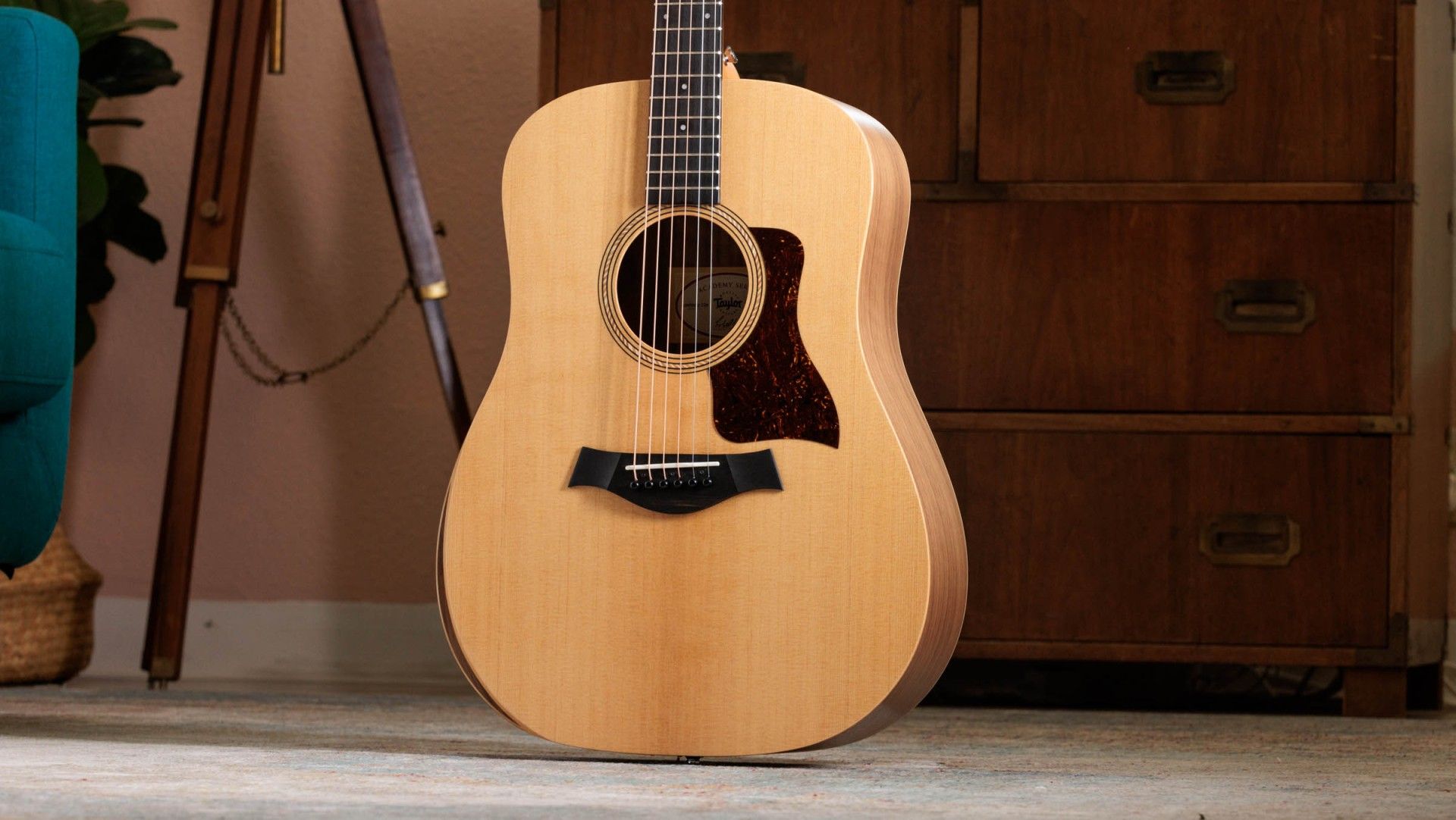 TAYLOR Academy 10e, Walnut/Spruce, Guitarra Electroacústica